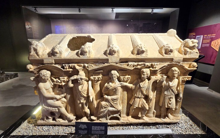 İznik Müzesi’nde sergilenen, Akhilleus’un yaşamından sahnelerle süslenmiş Roma dönemi Akhilleus lahdi ve üzerindeki ayrıntılı mitolojik kabartmaların yüksek çözünürlüklü görünümü.